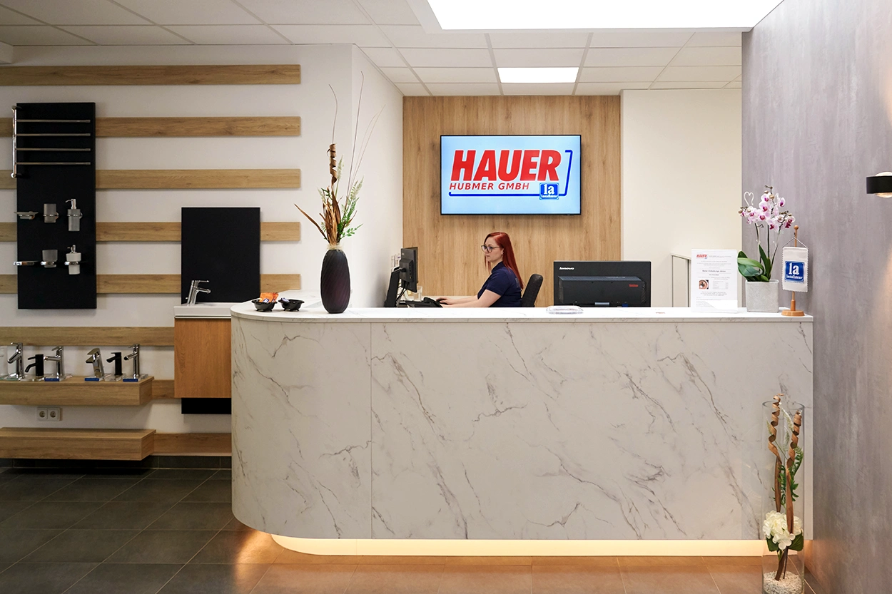 Eingang Schauraum Wartberg an der Krems mit Armaturen und Waschbecken vom 1a Installateur Hauer Hubmer